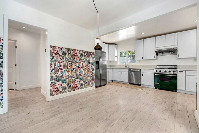 Building Photo - Charming Pasadena Duplex – Upstairs Unit
