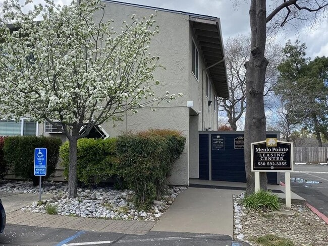 Building Photo - Menlo Pointe