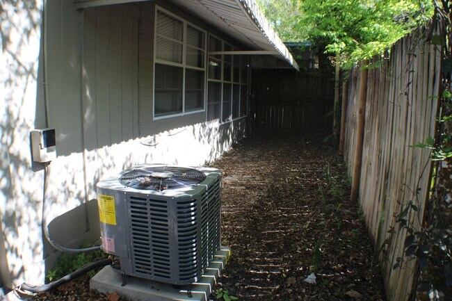 Building Photo - 3 bed 2 bath house