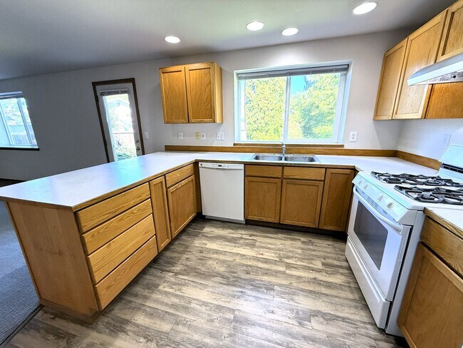 Building Photo - BONUS RENT SPECIAL! 3 Bed on Cul-de-sac with Great Backyard and Lawn Service!