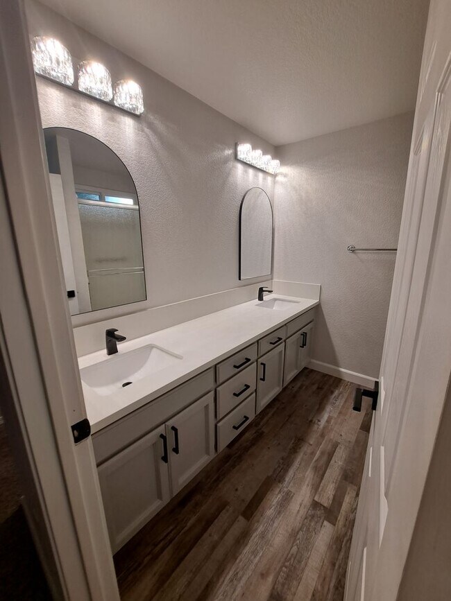 Building Photo - Absolutely Stunning Home in Browns Valley!