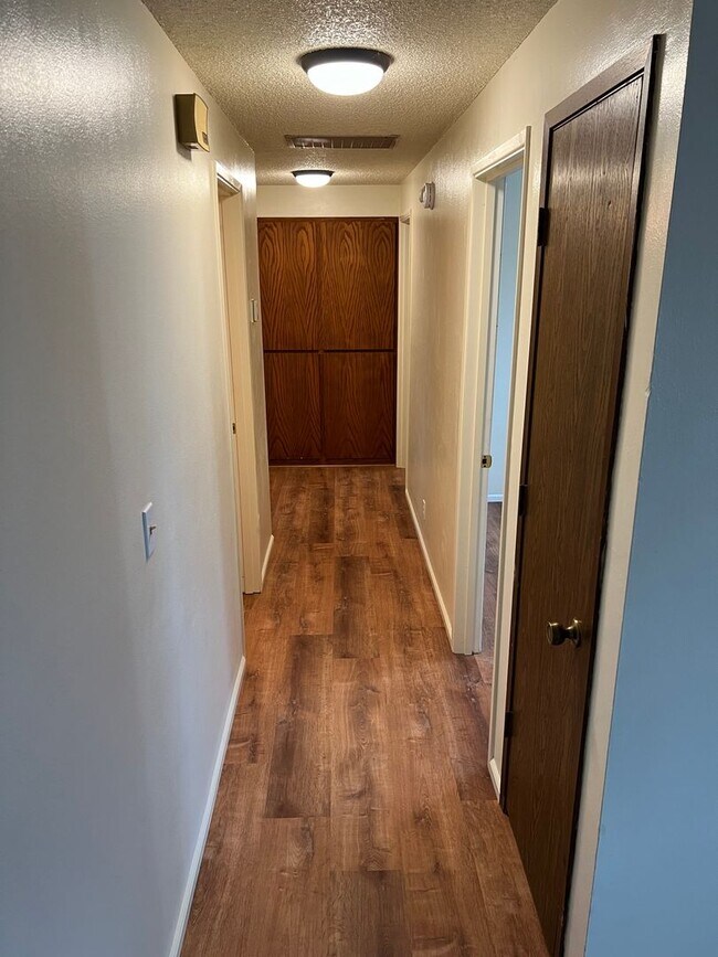 Building Photo - 3 Bedroom, 2 Bathroom in N. Coburg Rd Area