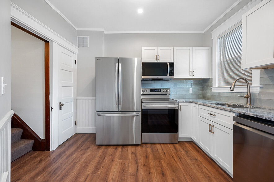 Ice maker, water dispenser, Oven with Air Fry, dishwasher and garbage disposal. Basement access - 31 Elm St