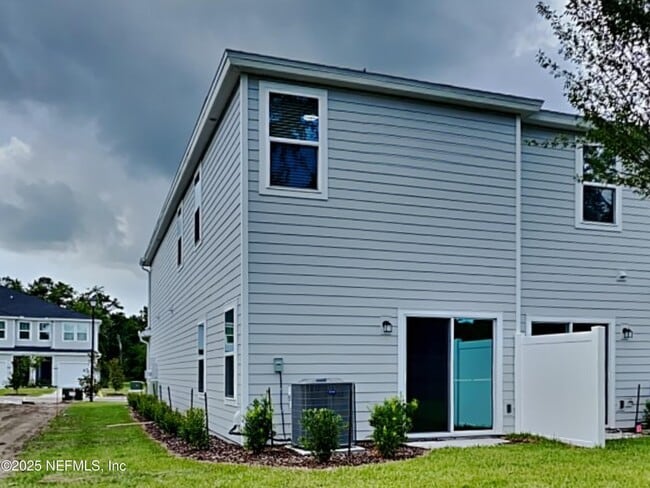 Building Photo - 582 Holly Lks Dr