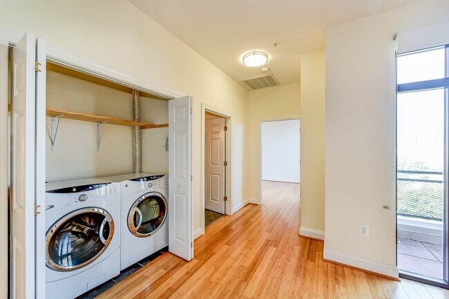Building Photo - Gorgeous 2 Bedroom Penthouse in River Place South!