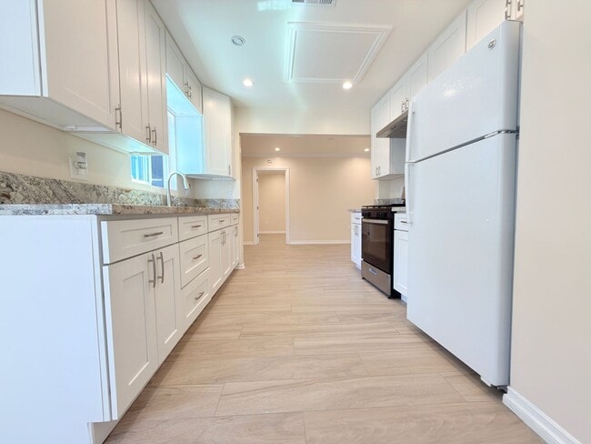 Building Photo - Modern 2BD/2BA ADU in Prime Toluca Terrace Location