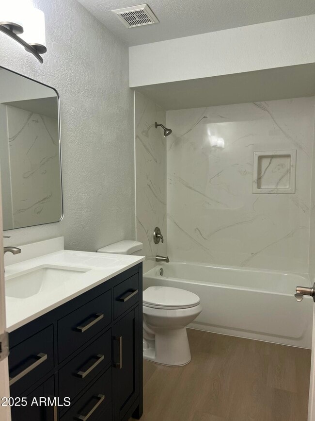Building Photo - 540 E Royal Palms Dr