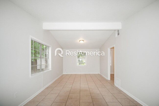 Building Photo - Renovated 3/2 in Great Location!
