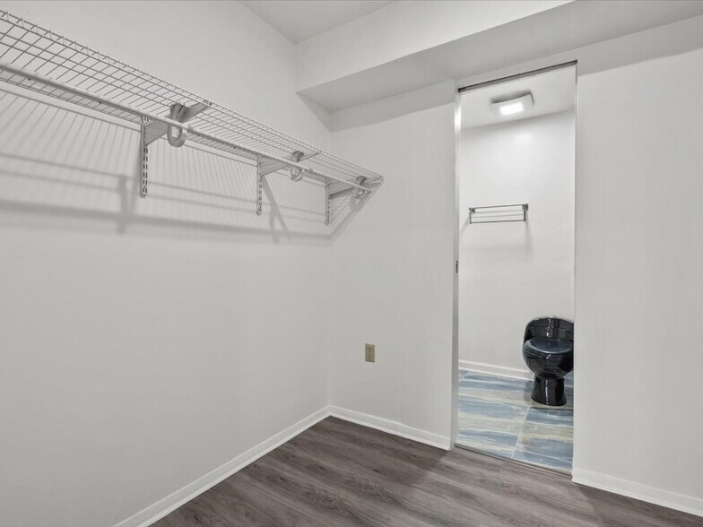 Building Photo - 5608 Bloomfield Dr