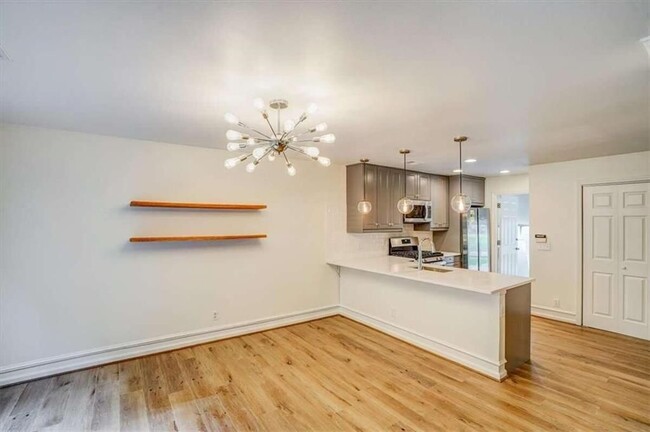Building Photo - 142 Stoneforest Dr