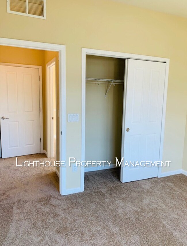 Building Photo - Luxurious Condominium in the Desirable Noc...