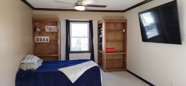 Building Photo - Spacious Home in Quiet Neighborhood