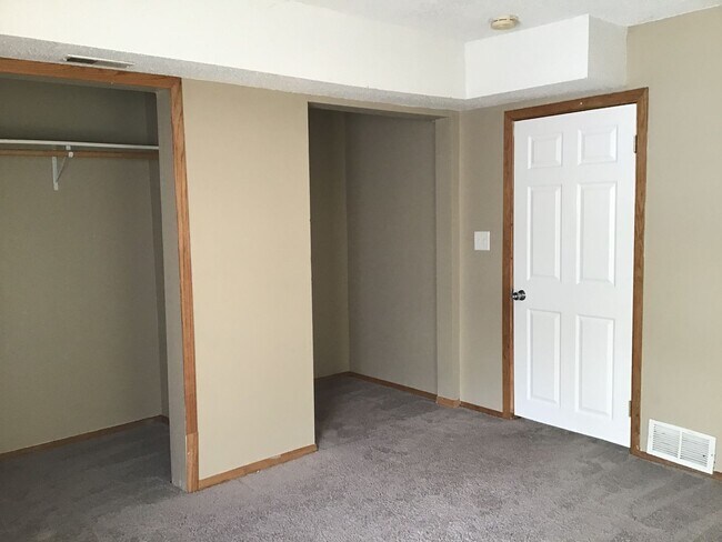 Building Photo - New!! Main Level 2 Bedroom in St Paul Dupl...