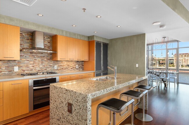 Building Photo - 1260 NW Naito Pky