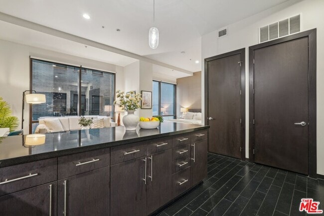 Building Photo - 655 S Hope St