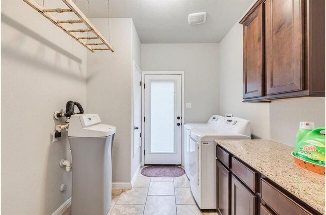 Building Photo - 2001 Herzog