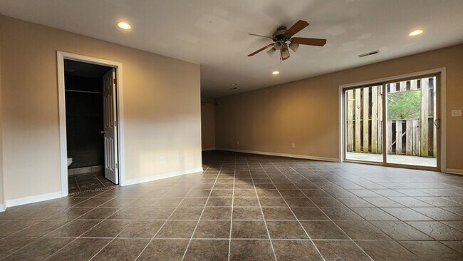 Building Photo - Spacious Condo For Lease