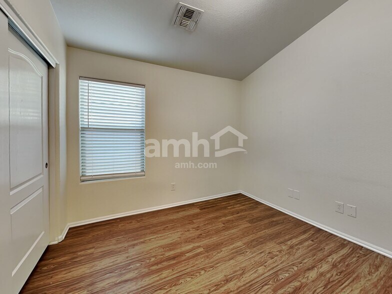 Building Photo - 15848 W Linden St