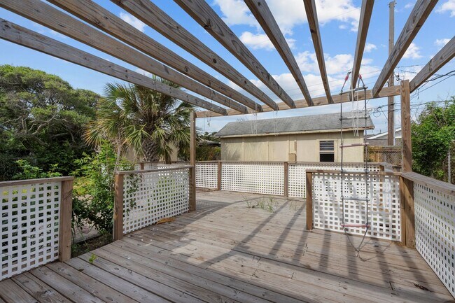 Building Photo - Great 3 Bedroom close to the Beach!