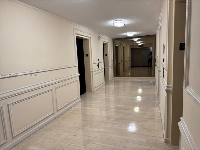 Building Photo - 2500 Parkview Dr