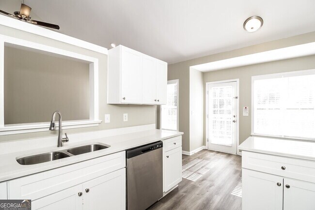 Building Photo - 33 Clearview Dr
