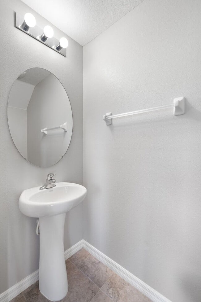 Building Photo - Like New TownHome For Rent in Touchstone!