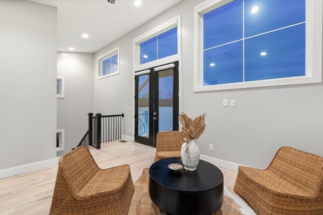 Building Photo - Spacious 4-Bed Gem in Nashville: 2360 sq f...