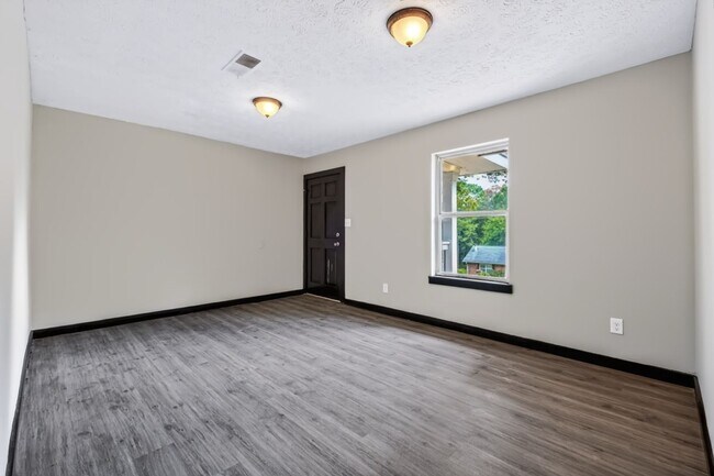 Building Photo - 1001 Alpine Ct