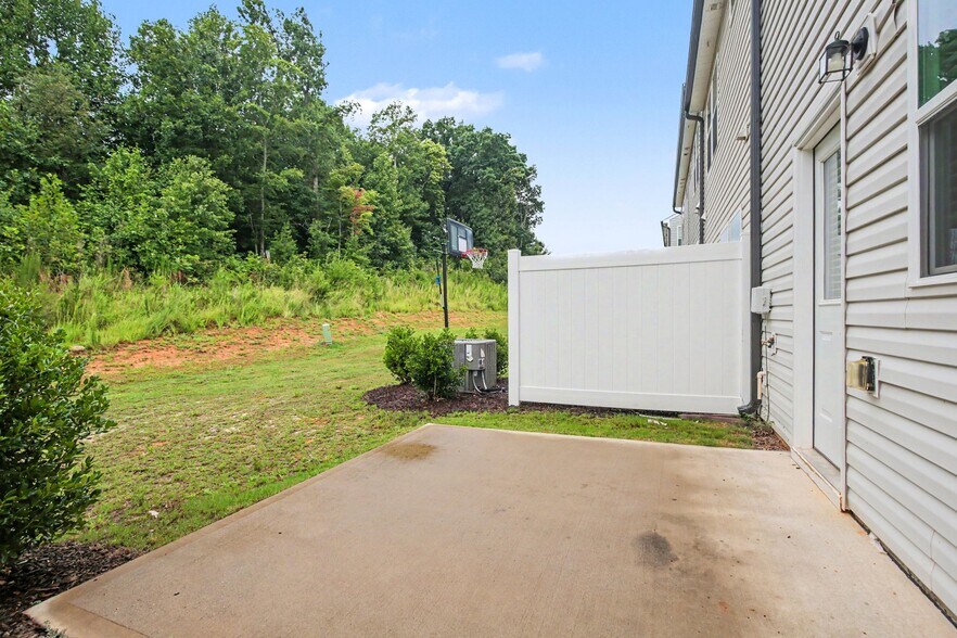 Building Photo - 909 Falls Grove Trl
