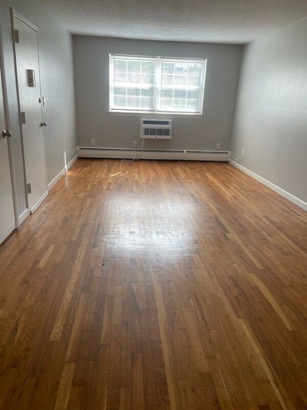 Building Photo - 1570 Willard Ave