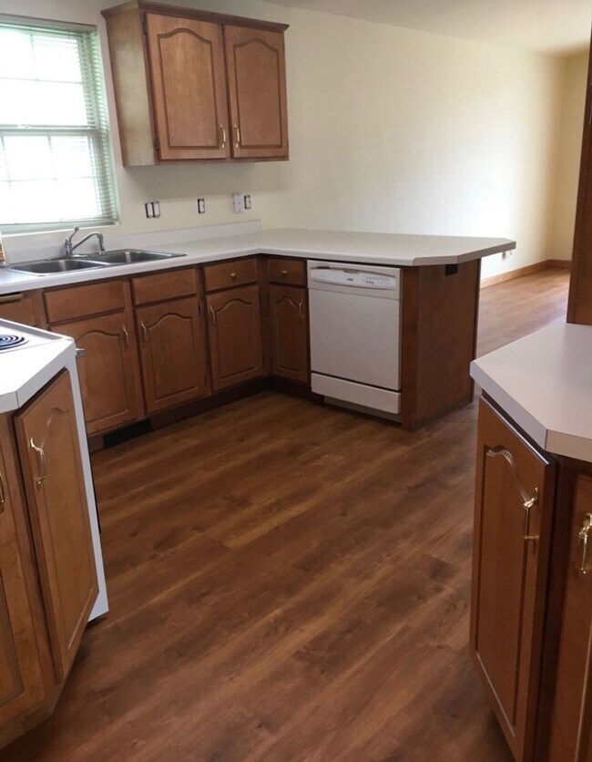Building Photo - 3 Bed 2 Bath Duplex