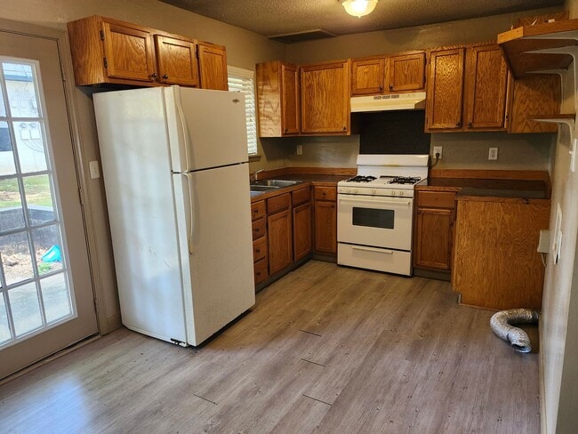 Building Photo - 2B/1B Townhome