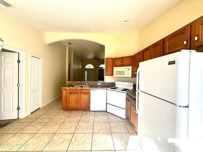 Building Photo - 28 Louvet Ln