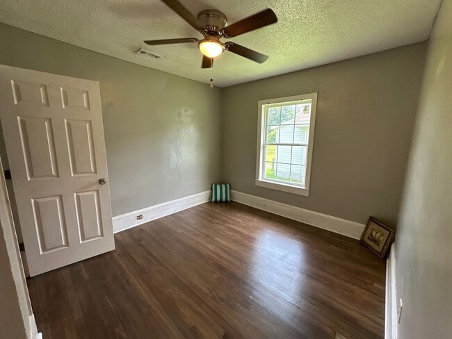 Building Photo - 3 Bed/ 1 Bath and move-in ready! www.PMCoreUSA.com submit guest card for showings!