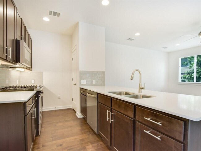 Building Photo - 6800 Menchaca Rd
