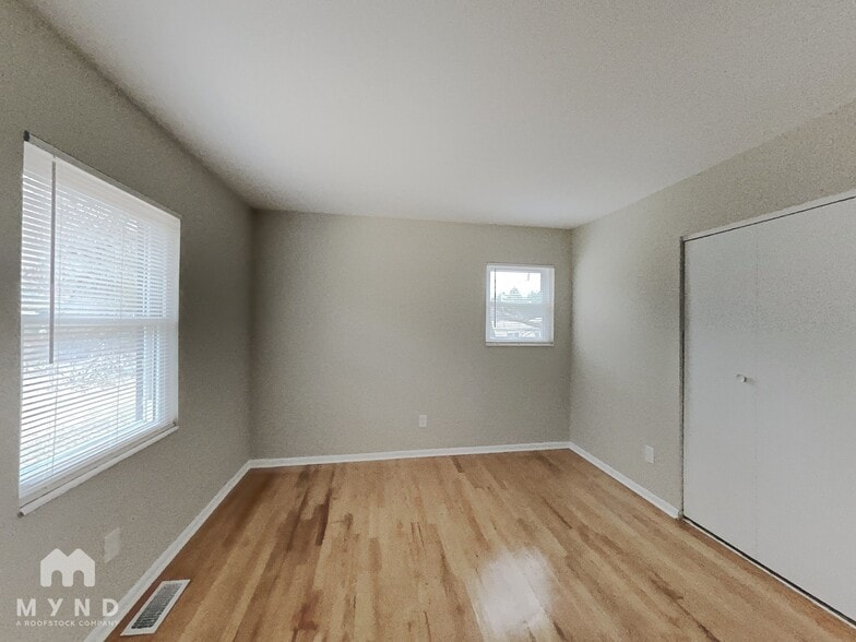 Building Photo - 400 Lady Guinevere Way