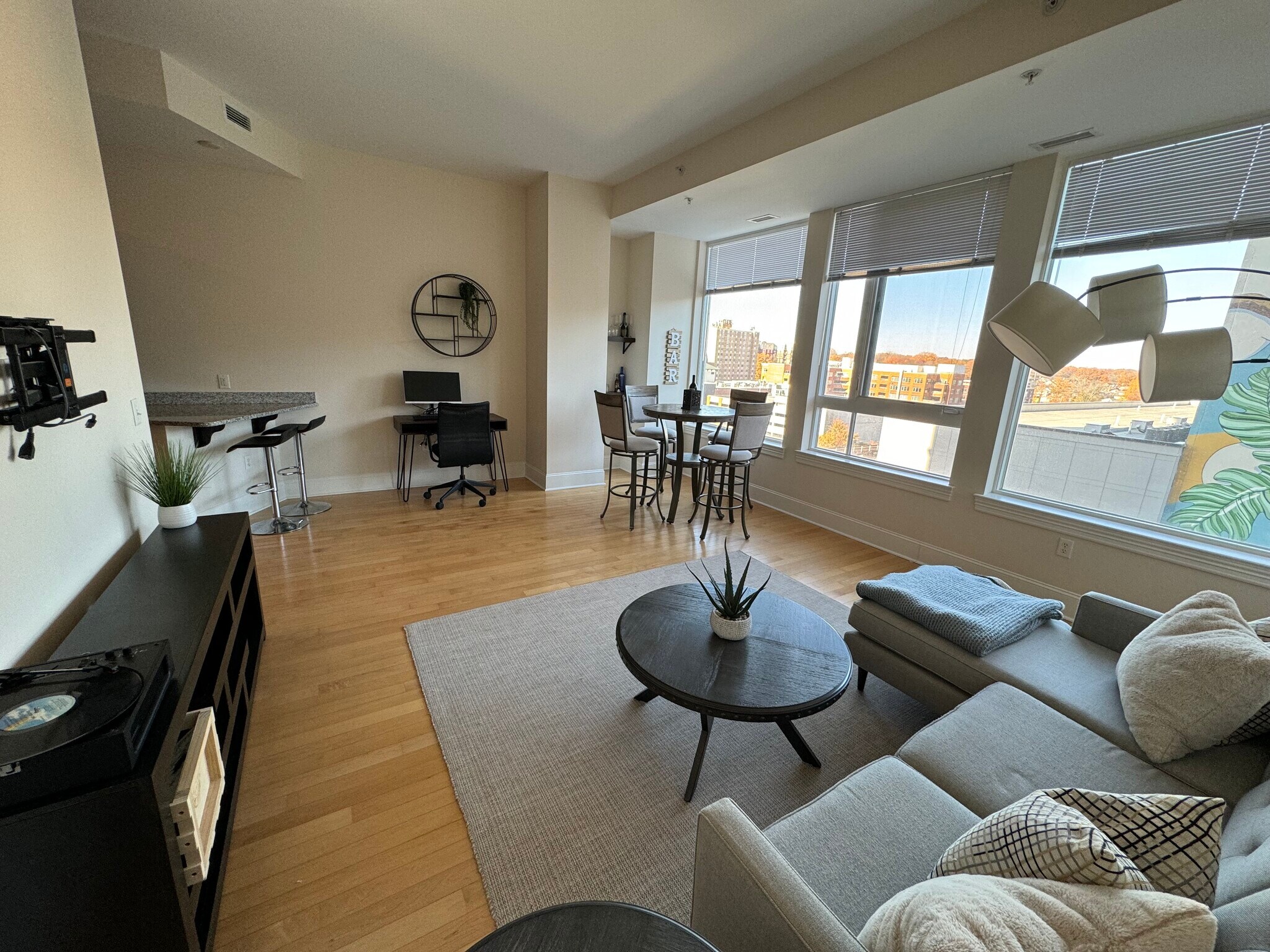 Building Photo - 400 W North St