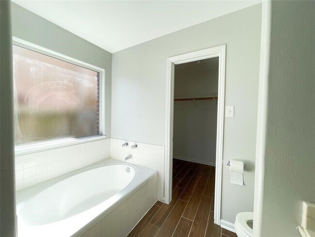 Building Photo - 6638 Chantalle Dr