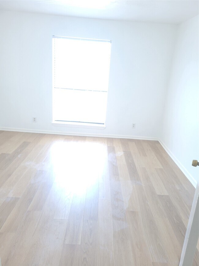 Building Photo - 8425 Hearth Dr