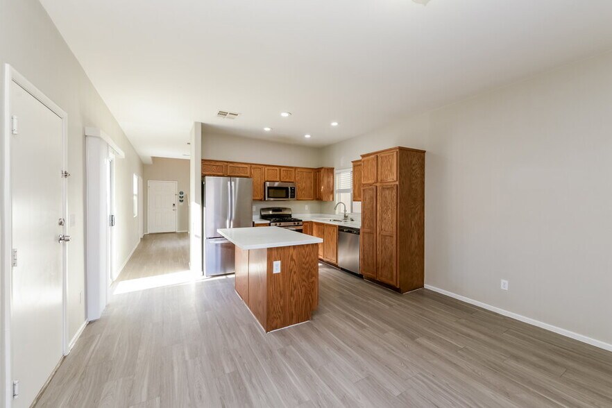 Building Photo - 3520 Terraza Mar Ave