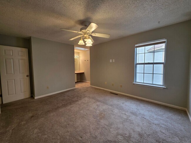 Building Photo - PEMBROKE CROSSING CONDOS