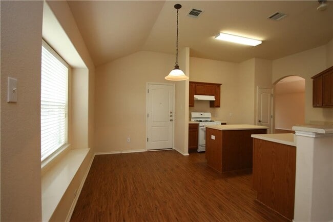 Building Photo - 1528 Haynie Bend