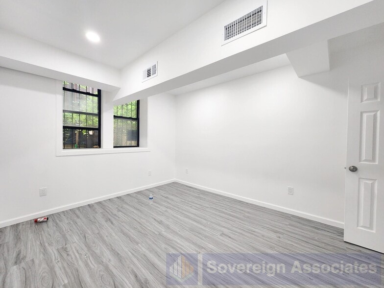 Building Photo - 112 Nagle Ave