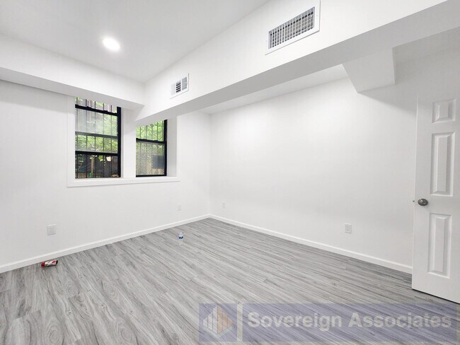 Building Photo - 112 Nagle Ave