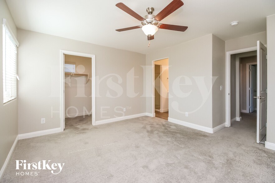 Building Photo - 305 N Sunrise