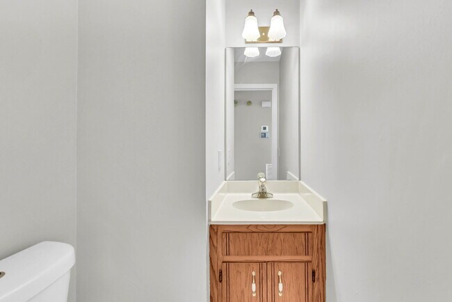 Building Photo - Spacious 3 Bedroom and 2.5 Bathroom