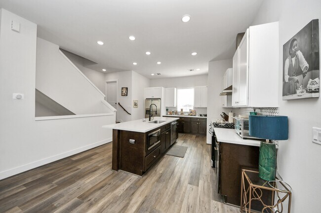 Building Photo - 3905 B Pinemont Dr