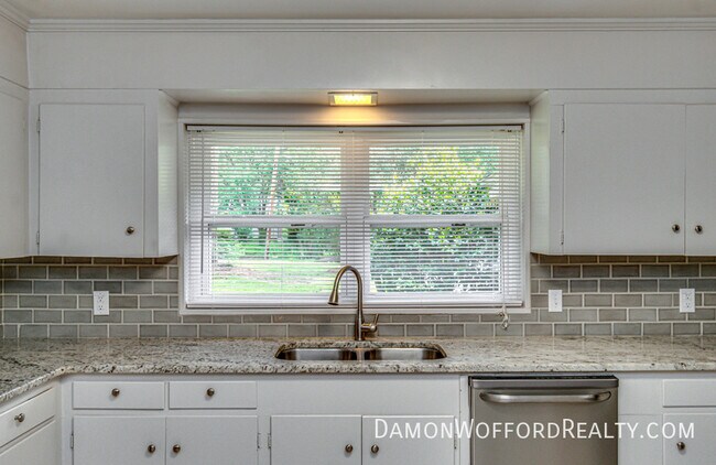 Building Photo - 1827 Parkridge Dr