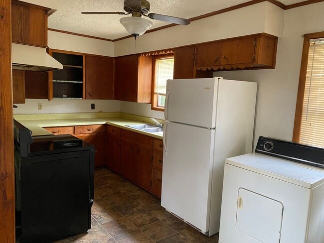 Building Photo - come look at this 3 bedroom 1 bathroom home