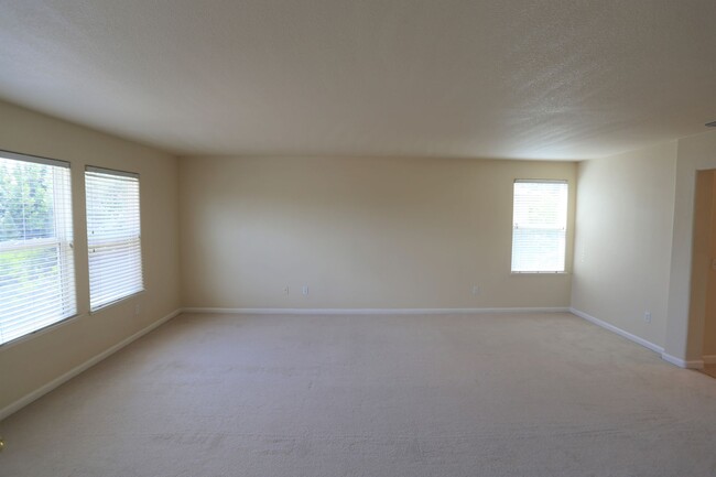 Building Photo - Super spacious home in Patterson